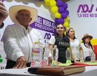 Verónica Abad, de 46 años, reunida con sus simpatizantes. Lleva puesta un chaleco antibalas.