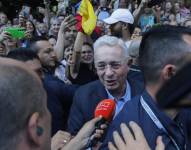 El expresidente de Colombia Álvaro Uribe (2002-2010) da una declaración este miércoles, en Sabaneta, Colombia.