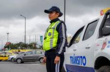 Agente civil de tránsito en puntos clave de la ciudad
