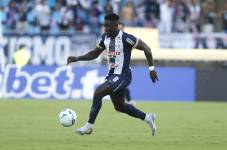 Eryc Castillo en un partido contra Alianza Lima