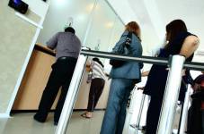 Atención en las ventanillas del IESS.