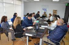 Un equipo técnico revisa las carpetas de los 69 postulantes.