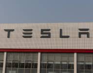 Foto de archivo del logo de Tesla.