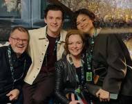 Zendaya posa con sus suegros en una fotografía junto a Tom Holland.