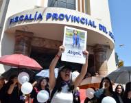 Los manifestantes avanzaron hasta el edificio de la Fiscalía en Azuay para pedir celeridad en las investigaciones.