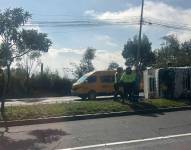 Camión volcado en la avenida Simón Bolívar.