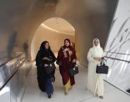Tres mujeres vestidas con el abaya.