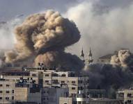 Humo provocado por la explosión de un misil israelí, este viernes, en el barrio de Tel al Hawa, en Gaza. EFE/EPA/Mohammed Saber