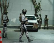 Imagen de un militar en medio de un operativo por toque de queda.