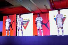 Los jugadores de Liga de Quito lucen la nueva camiseta para esta temporada 2024