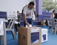 Imagen de un ciuddano emitiendo su voto sobre la consulta popular de las elecciones de agosto de 2023.