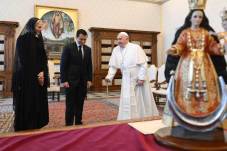 Daniel Noboa y Lavinia Valbonesi durante su visita al papa Francisco en mayo de 2024.