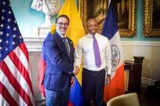 El canciller ecuatoriano Gustavo Manrique y el alcalde de Nueva York, Eric Adams.