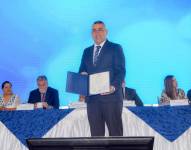 Foto del nuevo alcalde de Playas, Gabriel Balladares, en la entrega de credenciales del CNE a autoridades electas de la provincia de Guayas, el 9 de mayo de 2023.