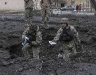 Militares ucranianos inspeccionan el cráter de un proyectil tras un ataque con cohetes contra una zona residencial en Kramatorsk, en la región de Donetsk, en el este de Ucrania, este 2 de febrero. EFE/EPA/SERGEY SHESTAK