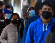 Fotografía de archivo de ciudadanos ecuatorianos mientras esperan para realizar pruebas PCR para la detección de la Covid-19 en las instalaciones de la Prefectura de Pichincha, en Quito (Ecuador). EFE/ José Jácome