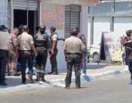 El hecho ocurrió en un restaurante de Manta. La policía acudió al sitio para levantar los cadáveres.