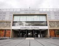 La puerta principal de la Asamblea Nacional en el centro de Quito.