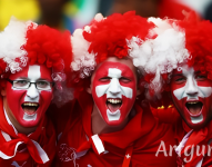 Hinchas celebrando juntos