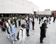 Alumnos y profesores de la Facultad de Comunicación de la Universidad de Navarra guardan un minuto de silencio en memoria del periodista navarro David Beriain Amatriain, asesinado en Burkina Faso junto a Roberto Fraile. EFE/ Jesús Diges/Archivo