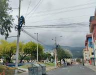 Imagen Referencial. Un trabajador arregla un poste de luz.