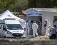 Peritos forenses trabajan en la exhumación del cuerpo de Debanhi Escobar, este 1 de julio, en Nuevo León, México.