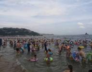 Turistas en la playa Dameisha en Shenzhen en China.
