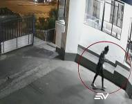 Momento en el que las cámara captan el ingreso de la cadete Joselyn S. en la Escuela Superior de Policía.