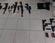 Armas que fueron incautadas durante el operativo.