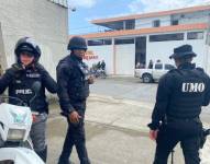 La Policía acudió al hostal donde ocurrió el triple crimen en Manta