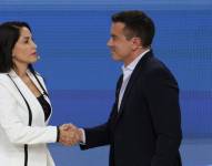 Imagen del 23 de marzo de 2025, cuando el entonces candidato-presidente, Daniel Noboa, saludó a su rival política, Luisa González. La pugna entre ambos se mantiene.
