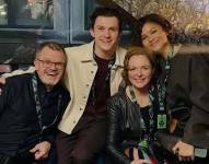 Zendaya posa con sus suegros en una fotografía junto a Tom Holland.