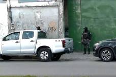 Los policías se ubicaron en la puerta del taller mecánico durante el operativo.