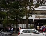 Exteriores de la Senescyt, ciudadanos realizan trámites.