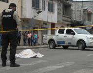 Foto de un asesinato en el sector Los Helechos de Durán, cuando fue asesinado el 5 de abril del 2024 un comerciante de celulares que laboraba en La Bahía de Guayaquil.