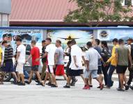 Imagen de personas detenidas, trasladadas al Cuartel Modelo de Guayaquil, tras un operativo contra el grupo terrorista Chone Killers en 2022.