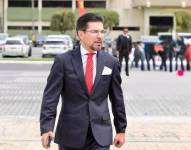 El fiscal general encargado Leonardo Alarcón antes de un evento militar en Quito.
