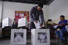 Un ciudadano votando en las urnas.