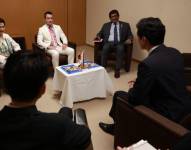 Daniel Noboa (centro, de blanco) durante una reunión con autoridades de Japón.