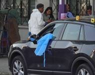 Peritos forenses trabajan este martes en la zona donde fue asesinada la secretaria particular de la Jefa de Gobierno, Clara Brugada, en una avenida principal de la Ciudad de México.