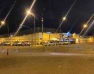 Imagen de los exteriores de la Cárcel de Machala, la noche de este miércoles 19 de noviembre.