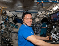 Astronauta salvadoreño en su misión con la NASA