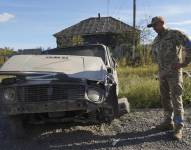 Un oficial ucraniano observa un vehículo capturado a las tropas rusas esta semana en la zona de Járkov.