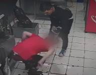 Momento en el que los delincuentes agreden al empleado del restaurante en El Inca.