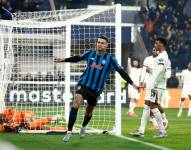 Moisés Caicedo no pudo evitar la caída.