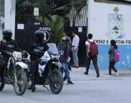 Miembros policiales brindan seguridad en los exteriores de una unidad educativa en Durán.