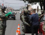 Un control de militares en Ecuador