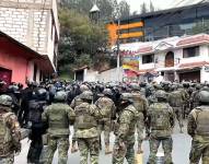 Militares y policías impidieron que una marcha avance al centro de Guaranda.