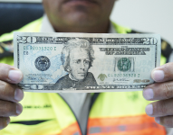 Cada billete falso de $ 20 es vendido a cambio de 2 dólares reales en el mercado ilegal. Esta es la denominación más comercializada.