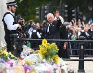 El rey Carlos III saluda a los londinenses a su llegada al Palacio de Buckingham.